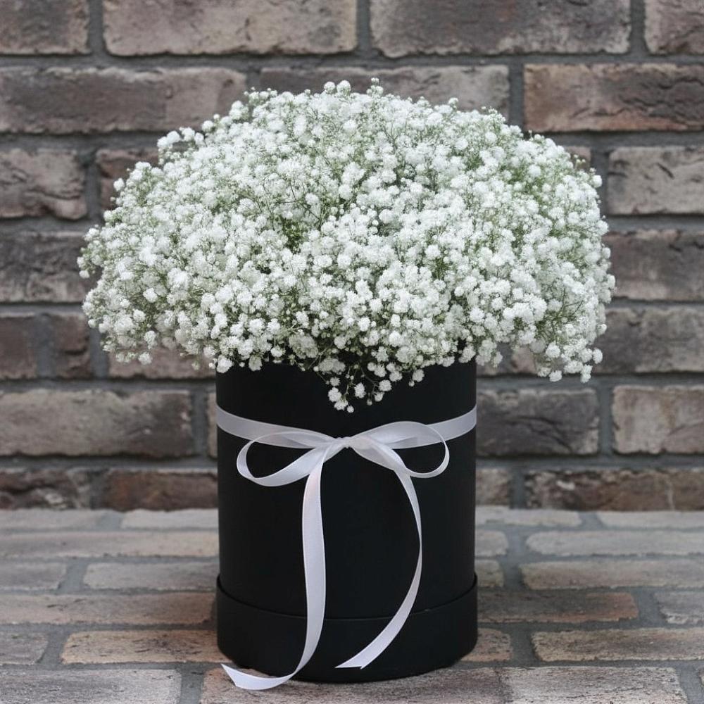 Цветочная композиция из Гипсофила в шляпной коробке в Барково