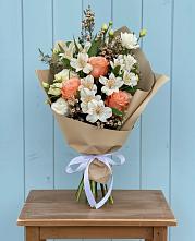 Букет цветов из:  Альстромерии, Лизиантусы, Розы и Хризантемы в Барково