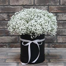 Цветочная композиция из Гипсофила в шляпной коробке в Барково