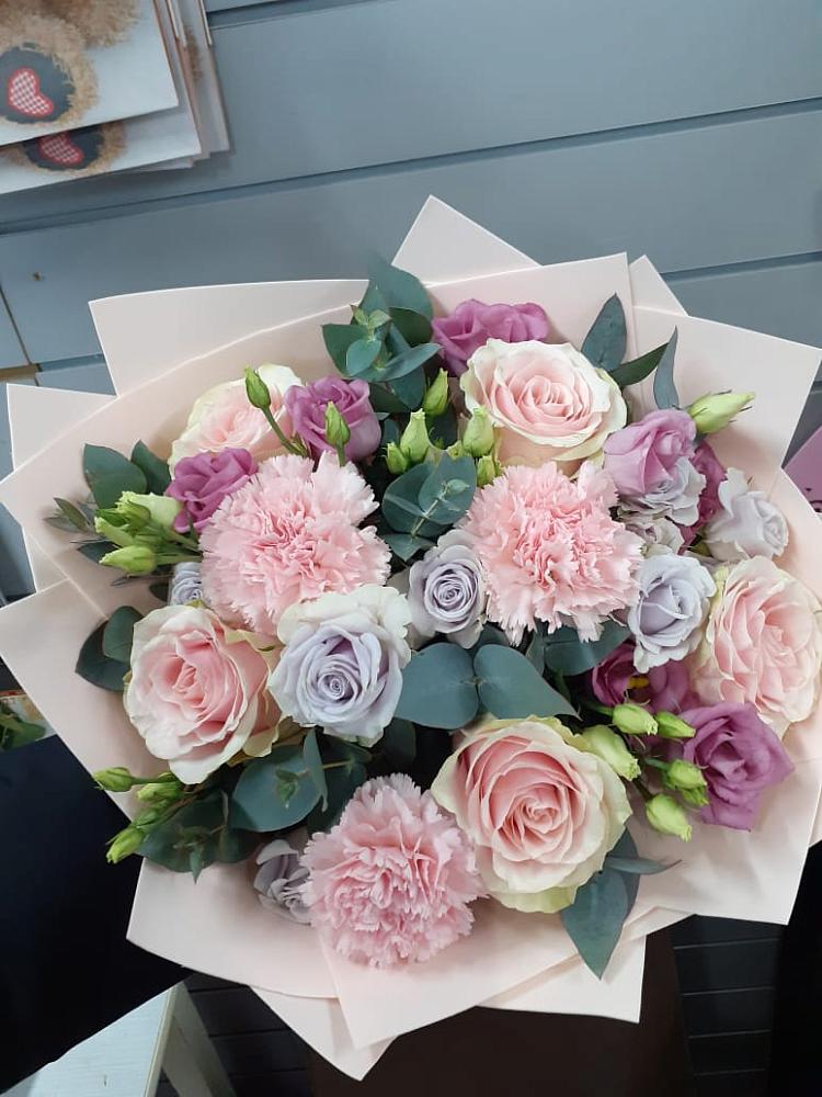 Букет цветов из: Розы, Гвоздики и Лизиантусы в Барково