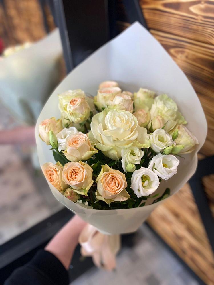 Букет цветов из: Розы и Лизиантусы в Барково